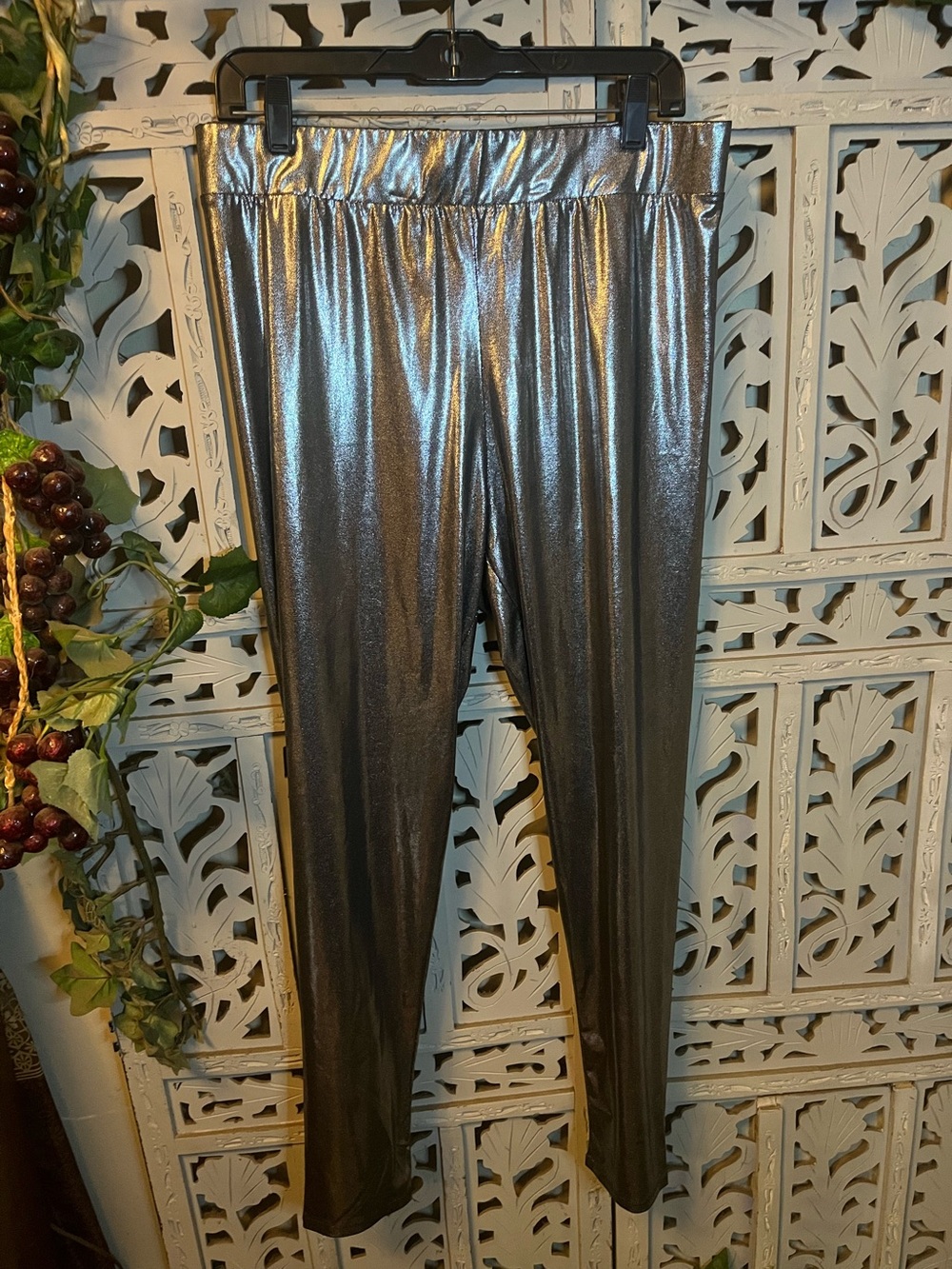 LOVE MORE SENSATIONAL SILVER METALLIC TONE LIQUID LIGHTWEIGHT STRETCHY LEGGINGS